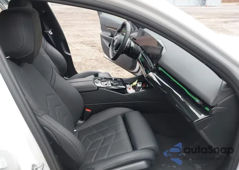 2025 BMW 530I xDrive из США, поврежденный, VIN WBA53FJ09SCU82819